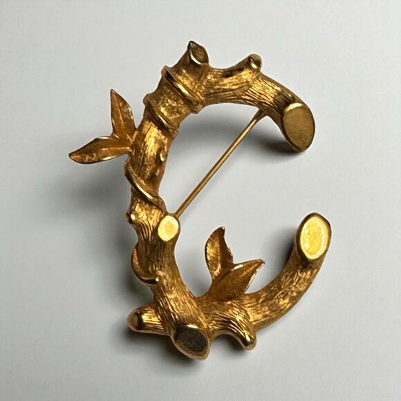 Vintage Sarah Coventry Goldtone Brooch – Textured Vine & Leaves Monogram "C" – - Picture 1 of 4